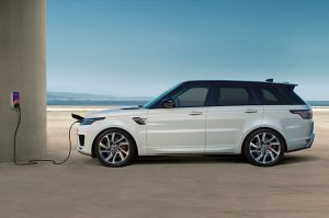 Un Range Rover Sport con un cargador JuiceBox de Endesa X