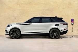 Un Range Rover Velar conectado a un cargador JuiceBox de Endesa X